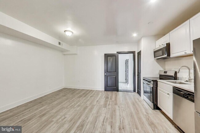 Building Photo - 3918 10th St NE