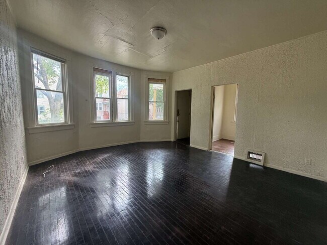 Foto del edificio - 1 Bedroom, 1 Bath Lower-Front Unit