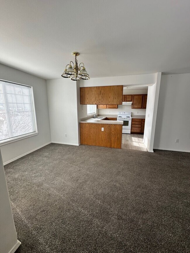 Building Photo - Lovely 3 Bedroom Apartment- Close to Schools/Parks!