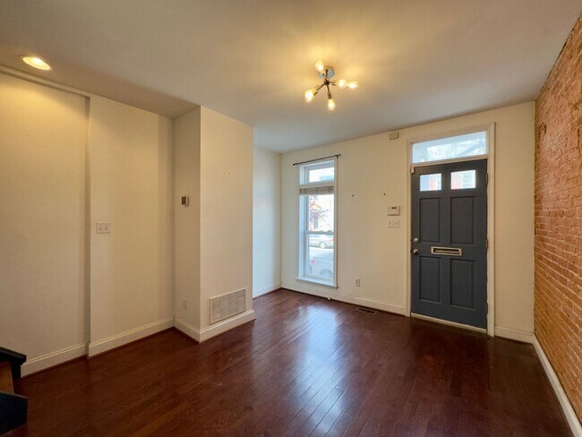 Building Photo - Spacious 3Beds/1Bath and Well-Appointed Ho...