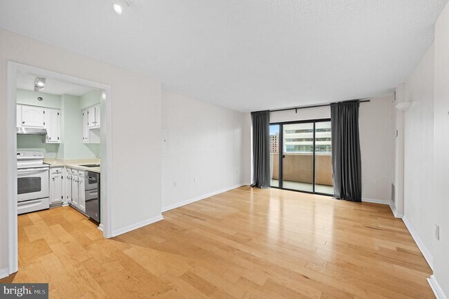 Foto del edificio - 1301 N Courthouse Rd