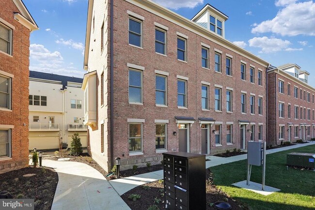 Building Photo - 945 Sycamore Dr SE