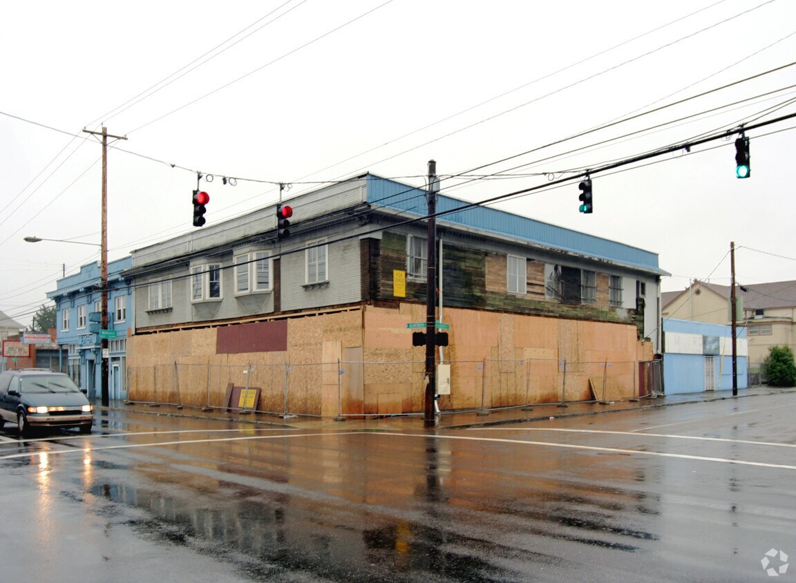 Primary Photo - 110-118 N Killingsworth St