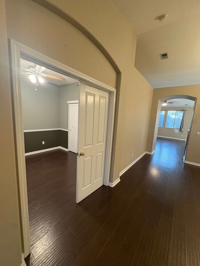 Building Photo - Lovely 4bed/2bath Home in West Sacramento