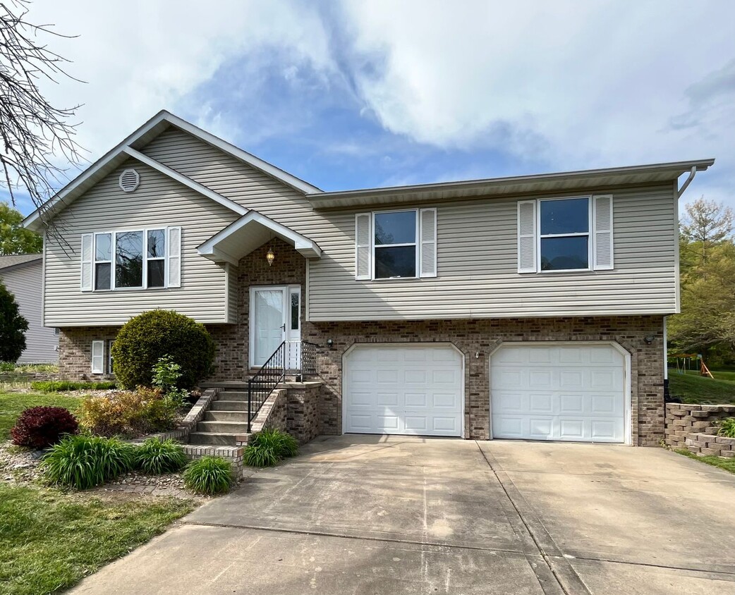 Primary Photo - Four bedroom in Glen Carbon