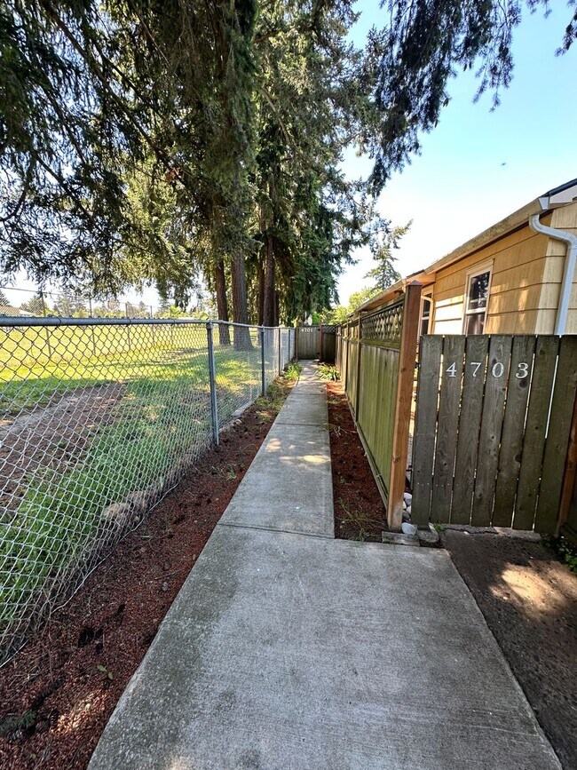 Building Photo - Awesome freshly painted 2-bedroom unit in ...