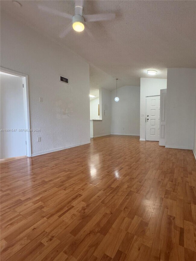 Foto del edificio - 2861 N Oakland Forest Dr