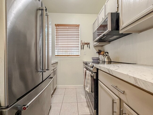 Building Photo - 2 bed/2.5 bath Townhome with Bonus Loft Space in North Seattle, $2,800/mo.