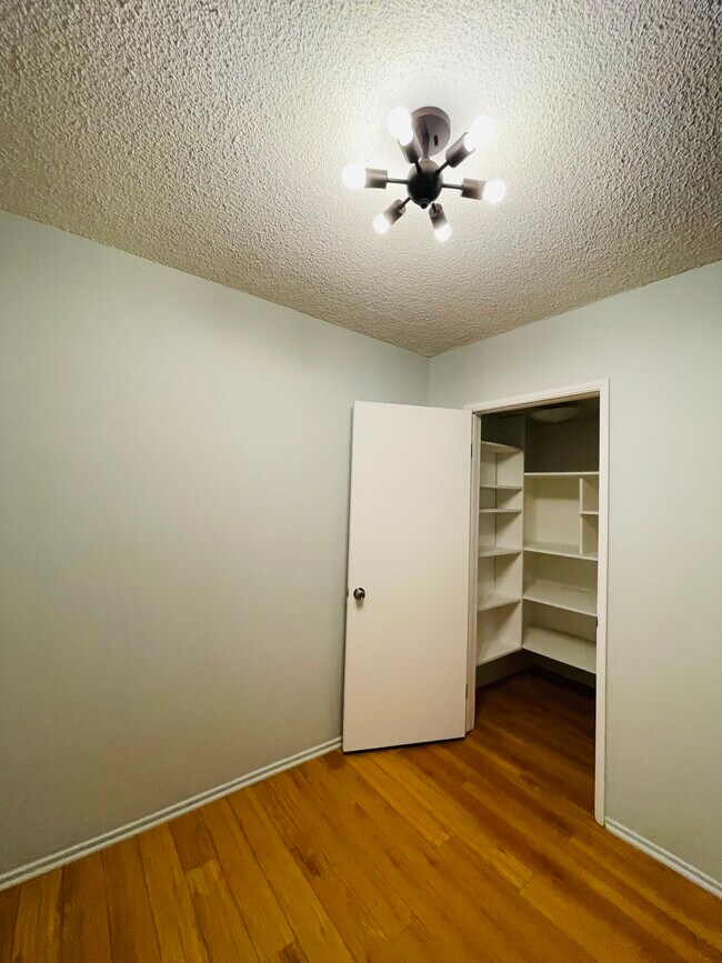 Foto del edificio - 906 N Sweetzer Ave