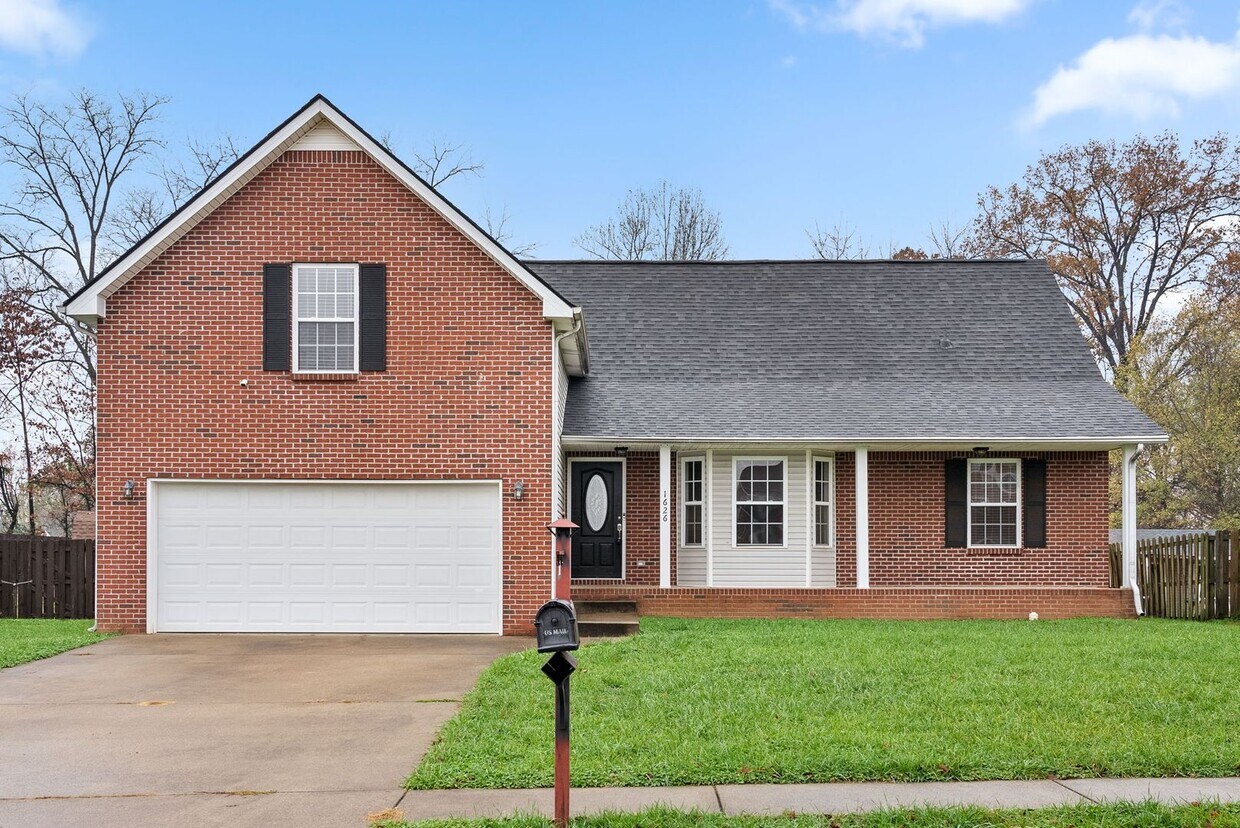 Pet Friendly Three Bedroom with Bonus! House Rental in Clarksville