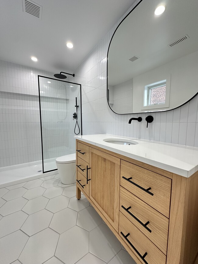 Building Photo - 1285 W 67th St