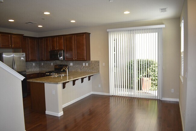 Foto del edificio - 3033 Village Park Dr