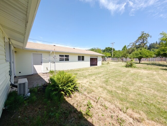Building Photo - 1117 NW Oak Ave