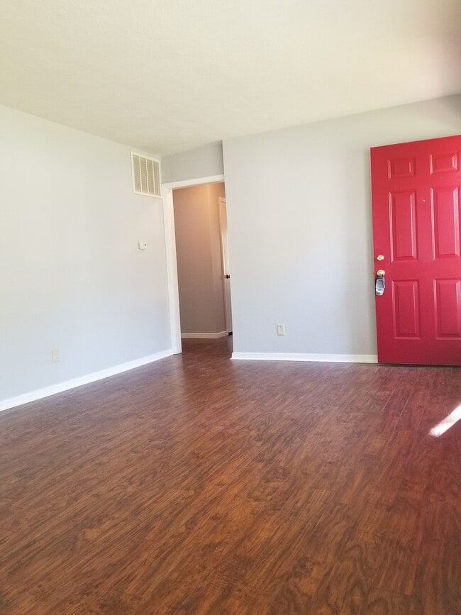 Building Photo - Beautifully redone 3 bedroom home in Grandview