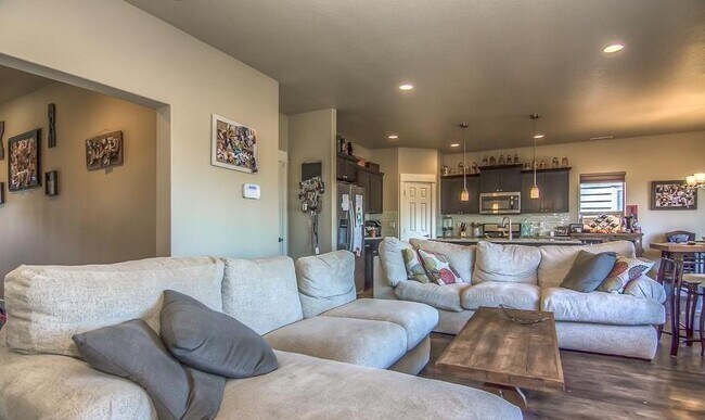 Foto del edificio - Beautiful 4 Bedroom Home on Bends Eastside!