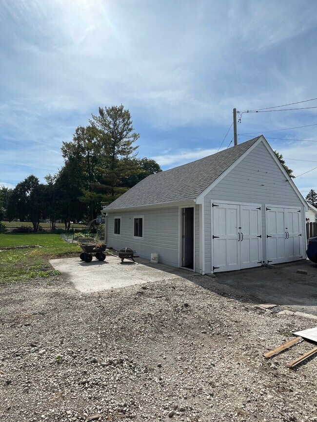 Large garage - 116 8th St