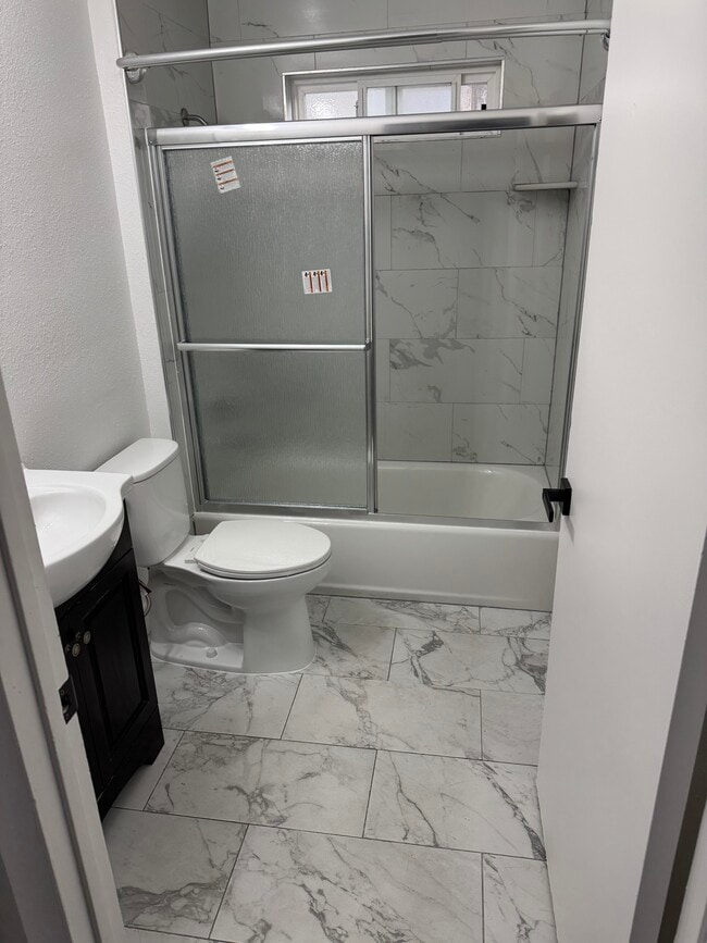 Foto del edificio - 583 W 16th St