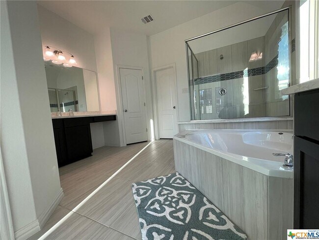 Foto del edificio - 733 Critty Ln