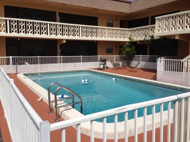 Piscina - 305 SE 9th Ave