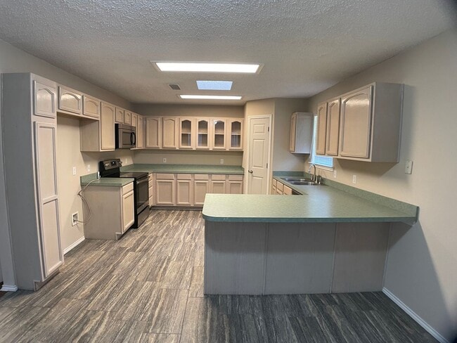 Building Photo - COMING SOON!!!!  Beautiful Home in East Park