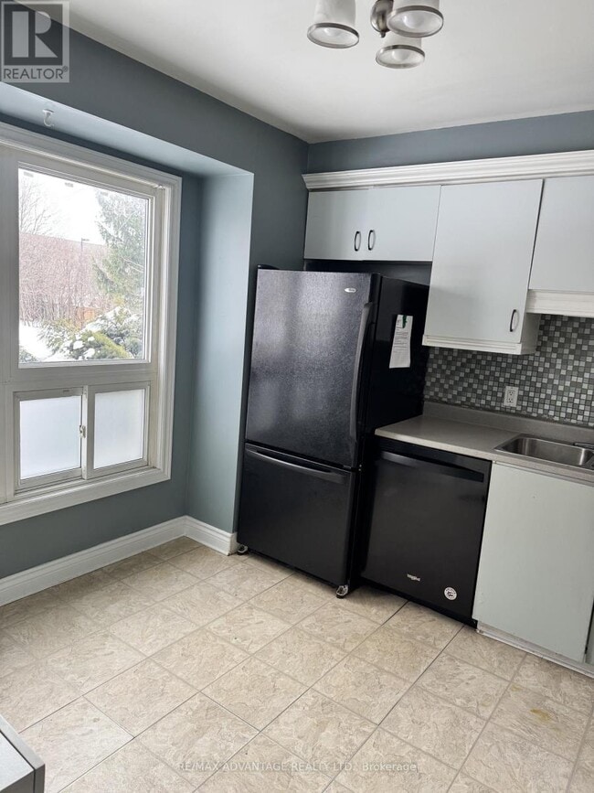 Building Photo - 89 Highview Ave E