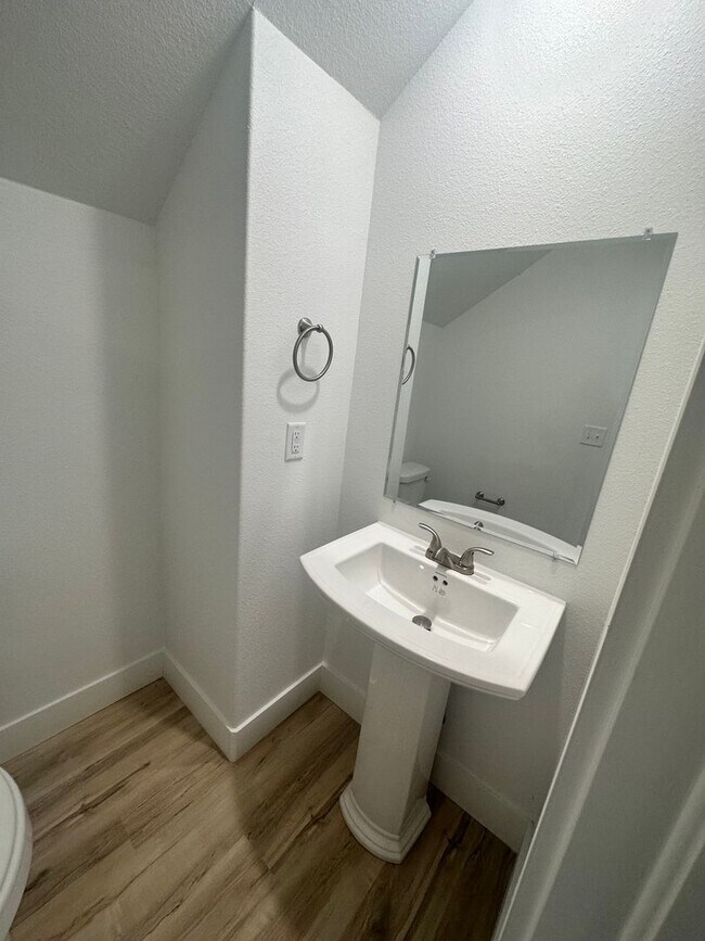 Building Photo - Beautiful 3 bedroom/2.5 bathroom duplex in...