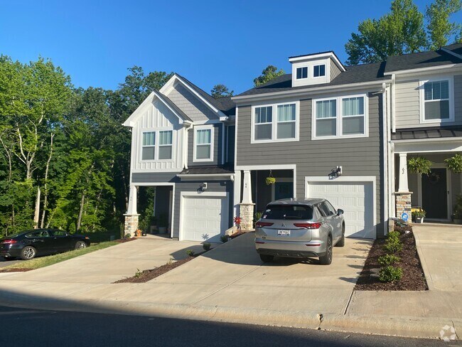 North Main Area Apartments for Rent with a Garage - Greenville, SC