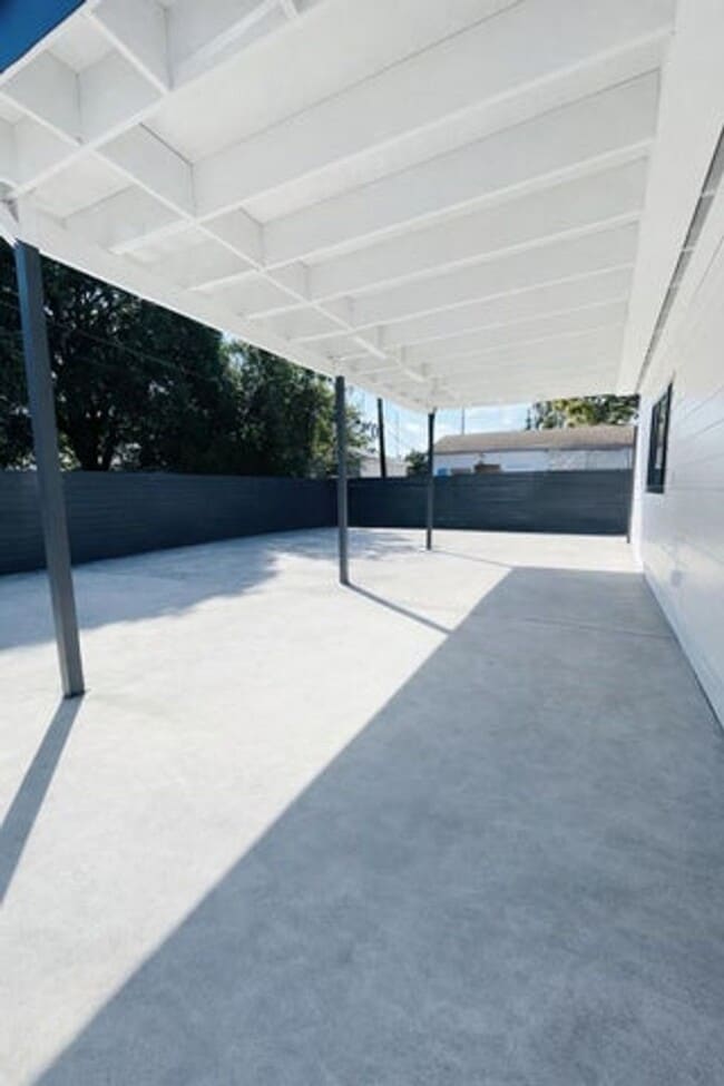 Building Photo - 824 Winters St