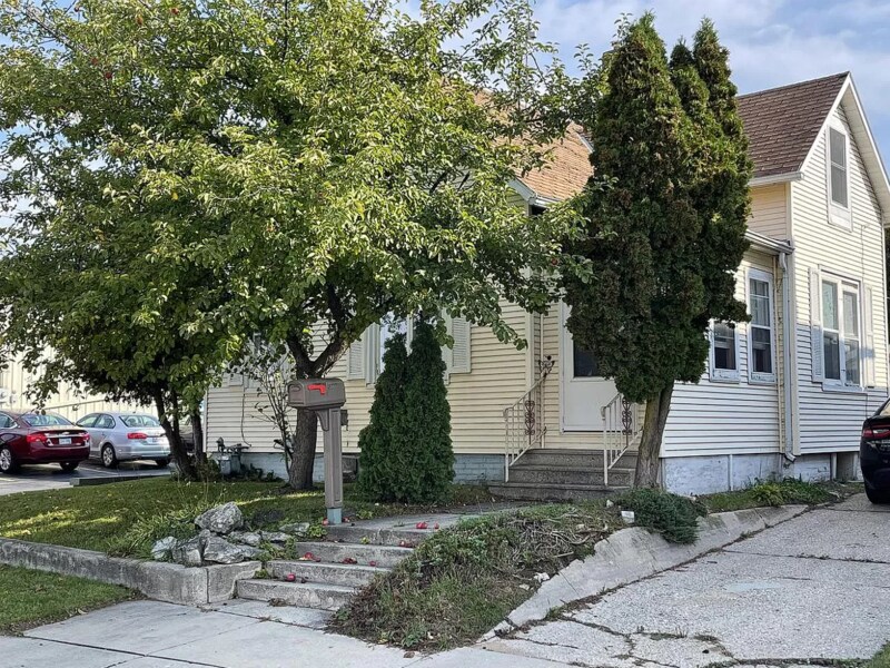 Primary Photo - 2111 Monroe St