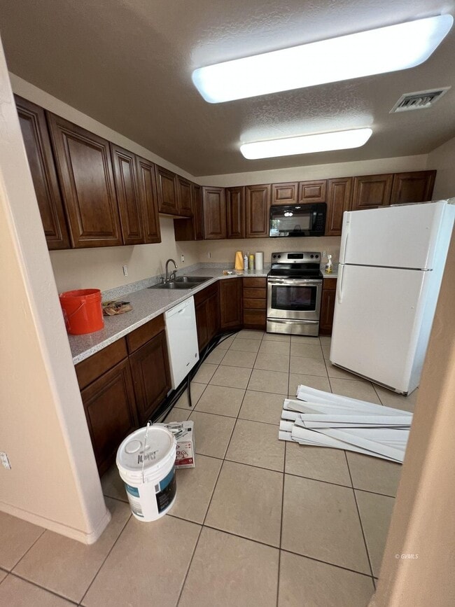 Building Photo - 706 W 4th St