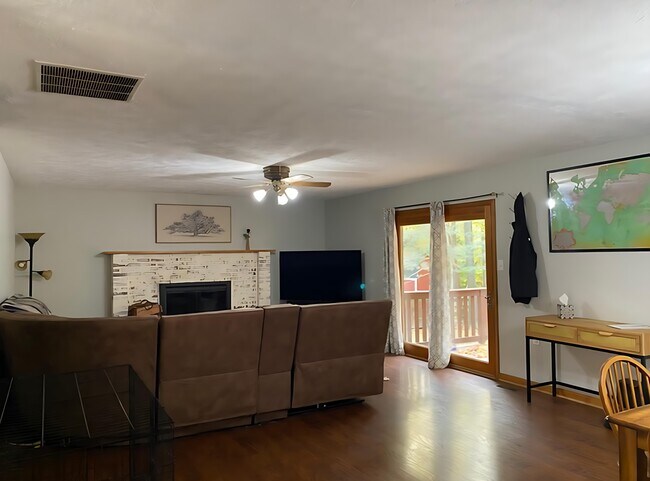 Building Photo - 8624 Valley Dr