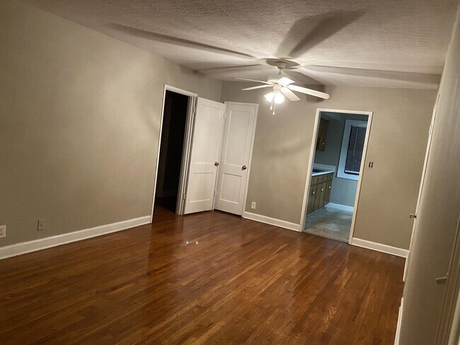 Building Photo - 401 Sanders St