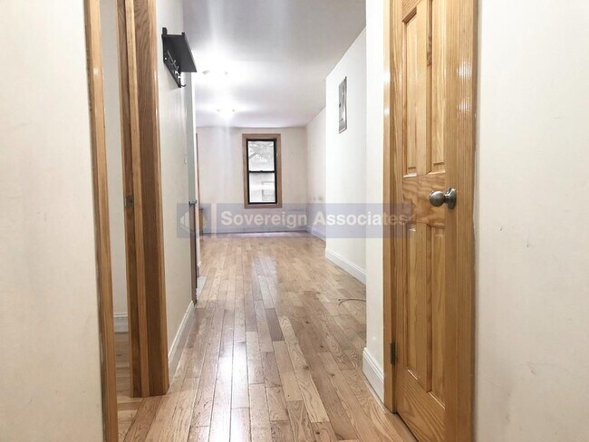 Foto del edificio - 20 Magaw Pl