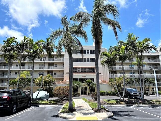 Building Photo - Gorgeous Updated Waterfront 2/2 Unfurnishe...