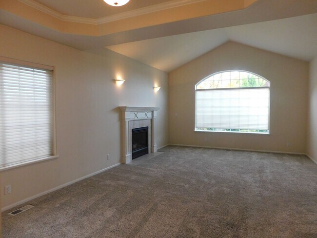 Building Photo - Fall Special-Gorgeous Three Bed Two Bath W...