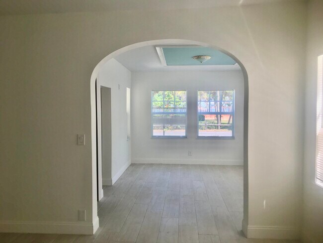 Building Photo - 407 S Lakeside Dr
