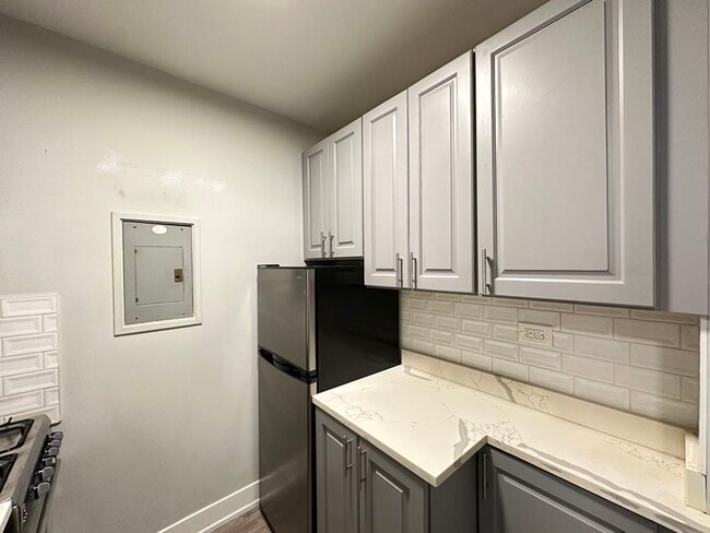 Building Photo - 545 W Belmont Ave