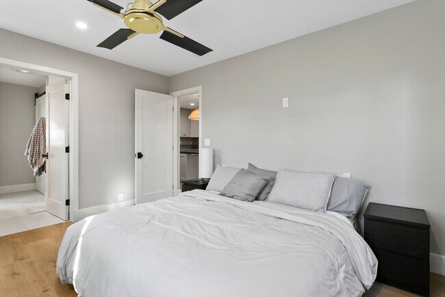 Foto del edificio - Hidden Gem in Newport Heights