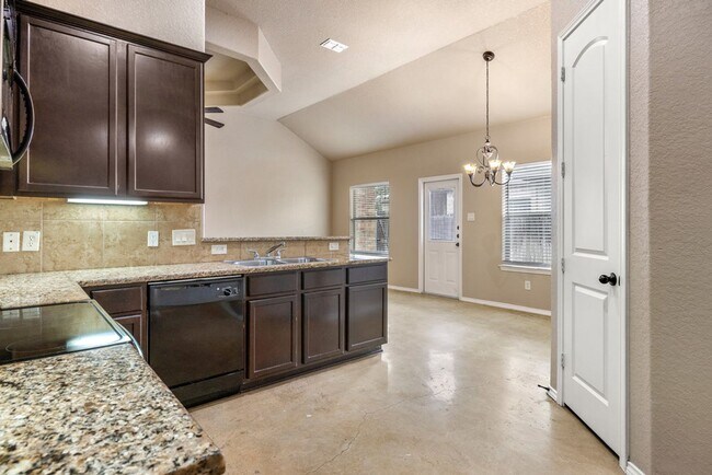 Foto del edificio - AVAILABLE NOW! 3 BEDROOM DUPLEX LOCATED IN...