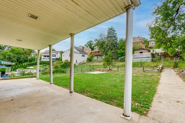 Foto del edificio - AVAILABLE NOW!! Spacious 4 Bedroom Home in...