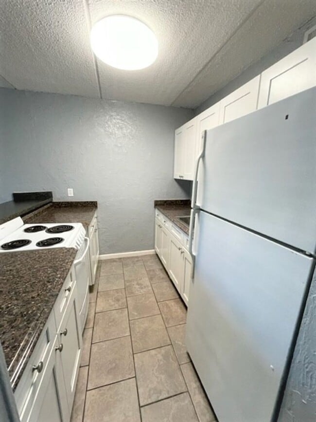 Building Photo - 2 Bedroom 1 Bath condo w/ open floor plan ...