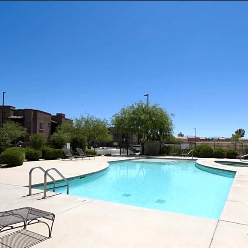 Community pool and spa - 2028 E River Rd