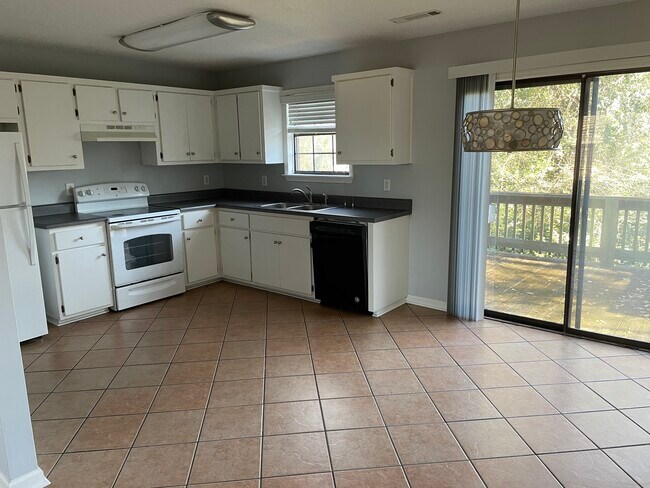 Building Photo - 2027 S Milledge Ave