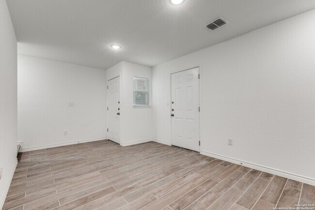 Building Photo - 1835 W Poplar St