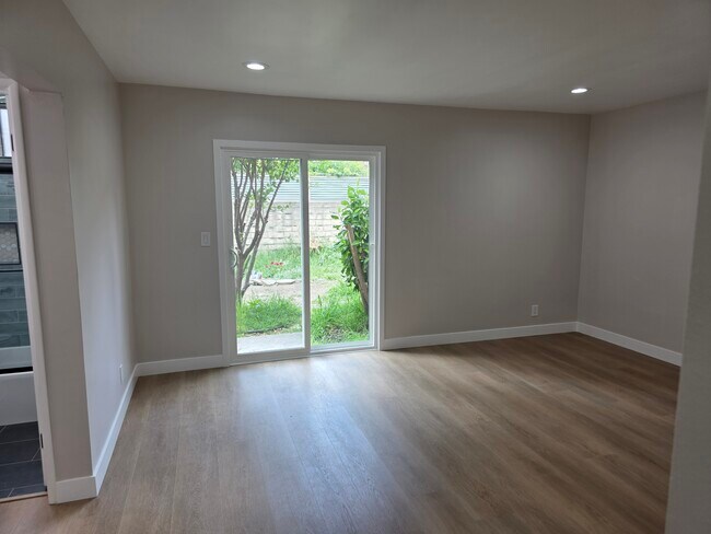 Foto del edificio - 14747 Woodruff Ave