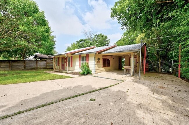 Building Photo - 3000 Garden Villa Ln