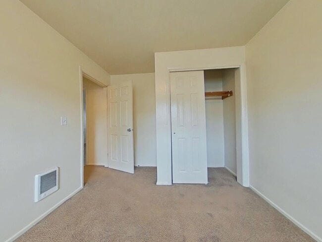 Building Photo - 2 Bedroom Apartment ~ Close to 9th Street ...