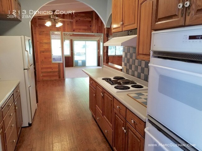 Building Photo - 1213 Denicio St