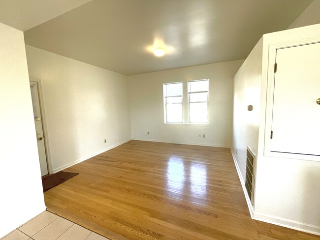 Living room - 1603 Davis Ave