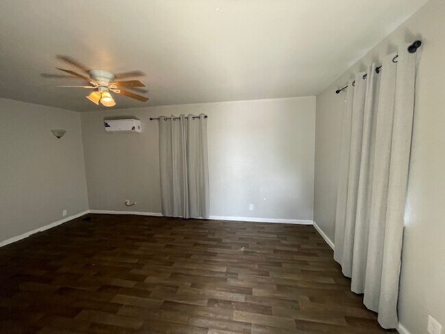 Building Photo - (5% Medical Monthly Discount) 1/2 off first months rent-Section 8 voucher Accepted-Charming 2 Bed...